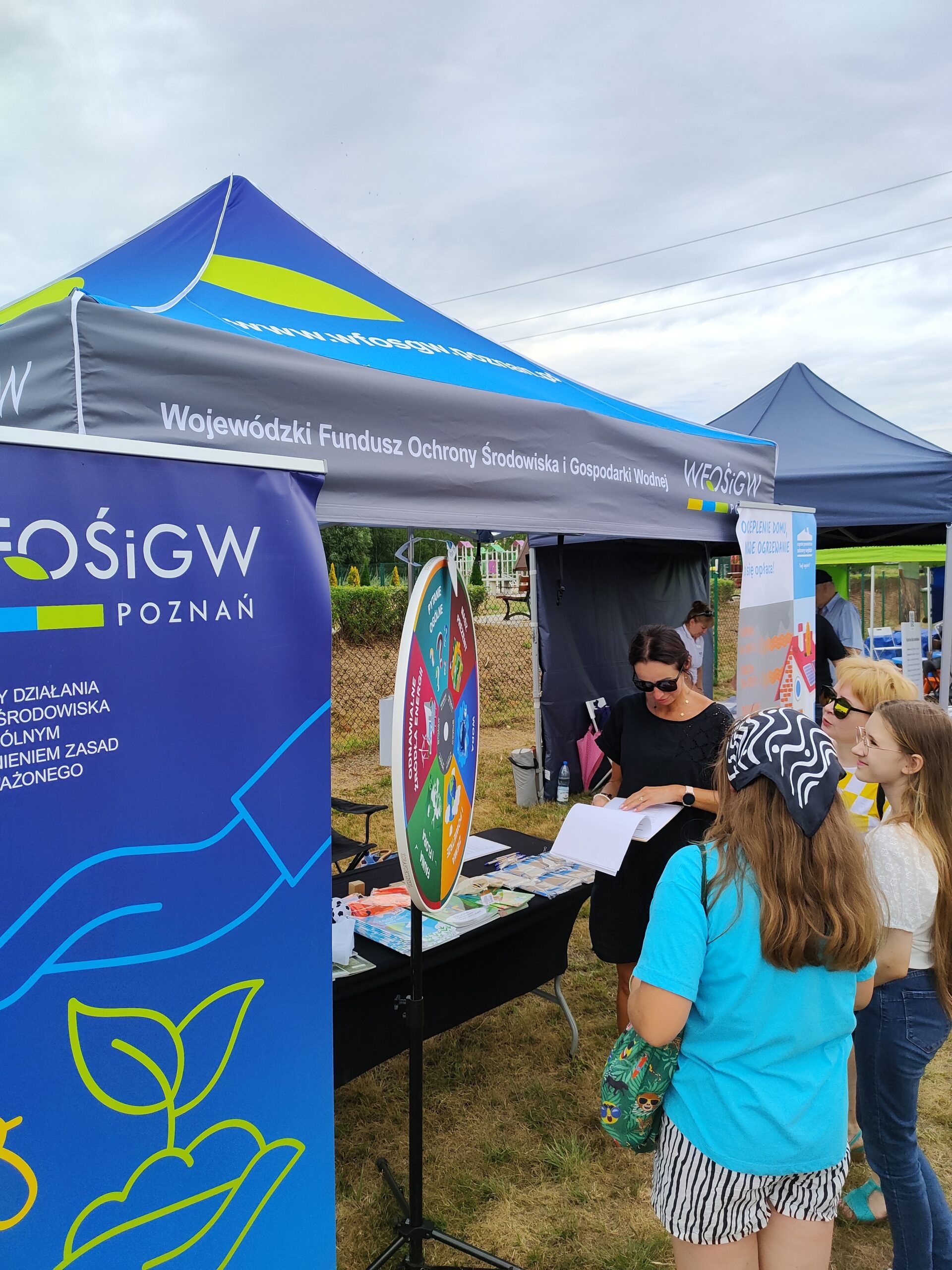 Stoisko WFOŚiGW w Poznaniu na pikniku w Dąbiu