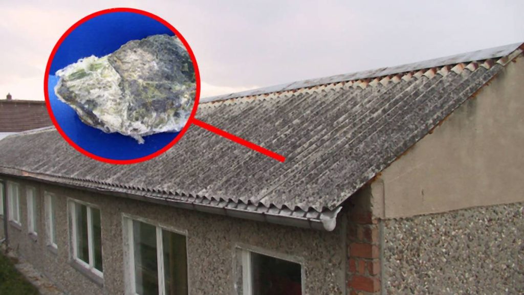 na zdjęciu dach z falistego azbestu