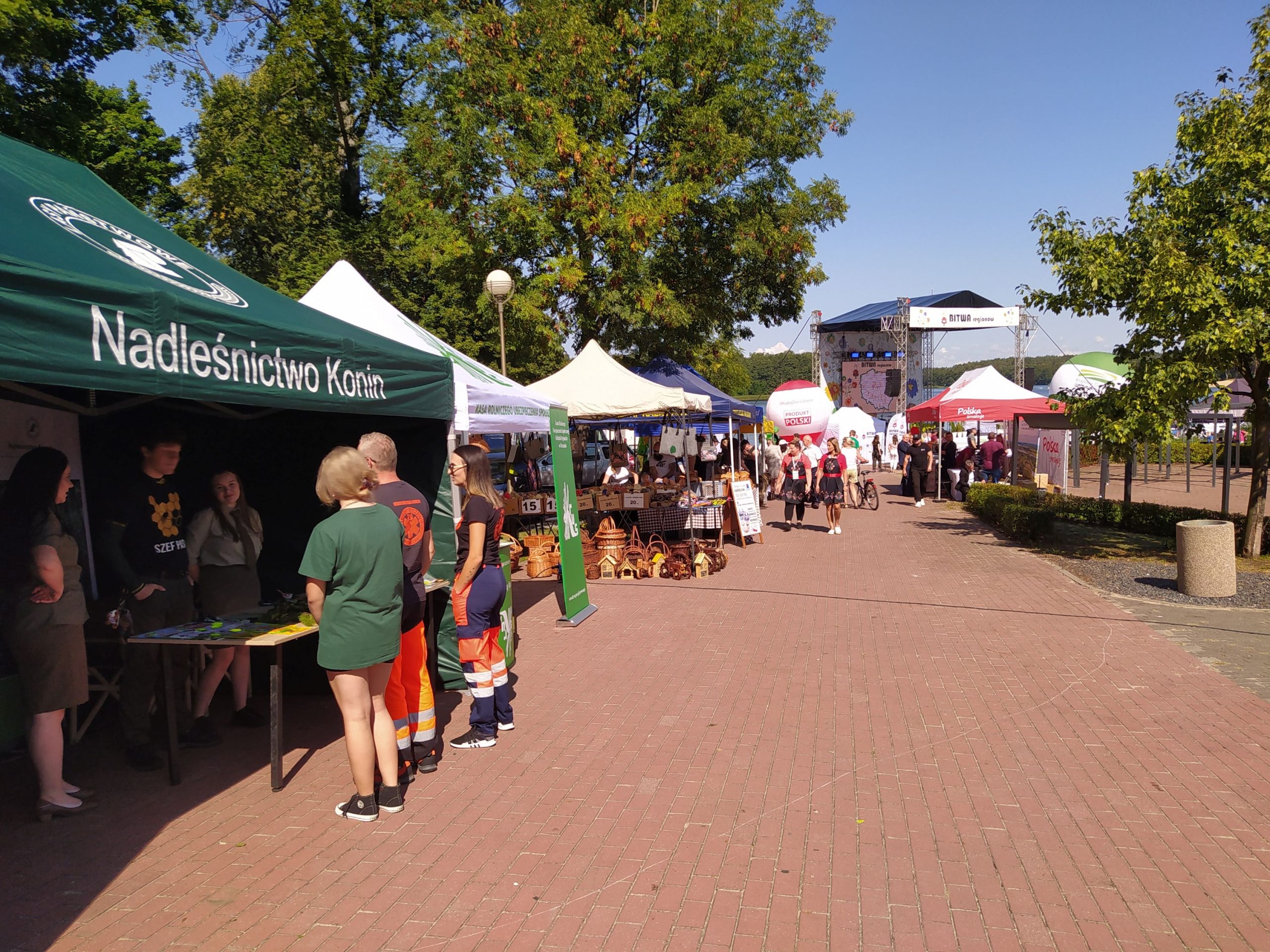 Stoiska wystawiennicze podczas festynu