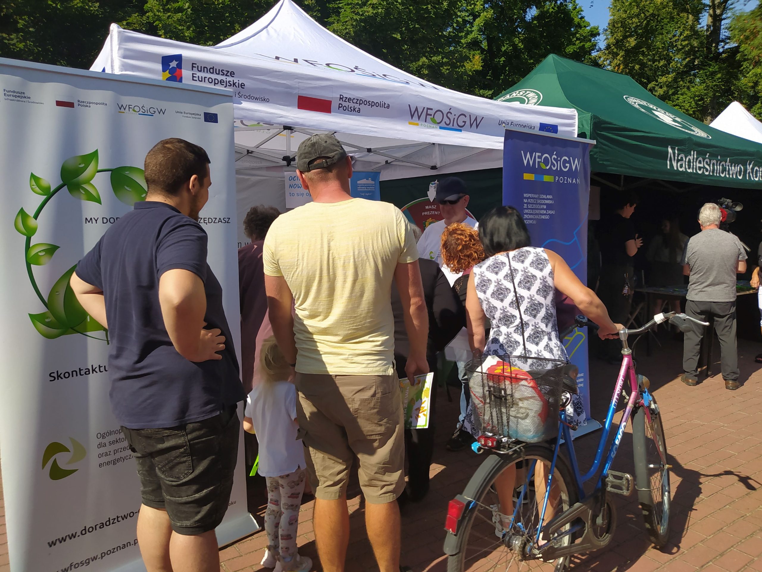 Stoisko WFOŚiGW w Poznaniu, grupka ludzi stoi przy stoisku