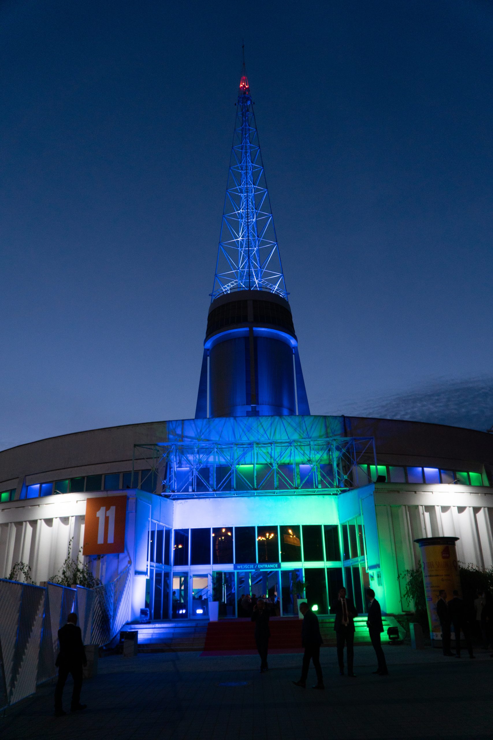 Iglica - pięknie oświetlony pawilon na Międzynarodowych Targach Poznanskich, w którym odbyła się uroczystość.