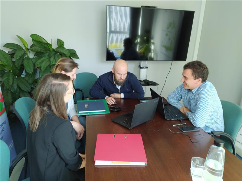 4 pracowników WFOŚiGW w Poznaniu siedzi przy laptopie i przeprowadzane jest szkolenie w formule online.