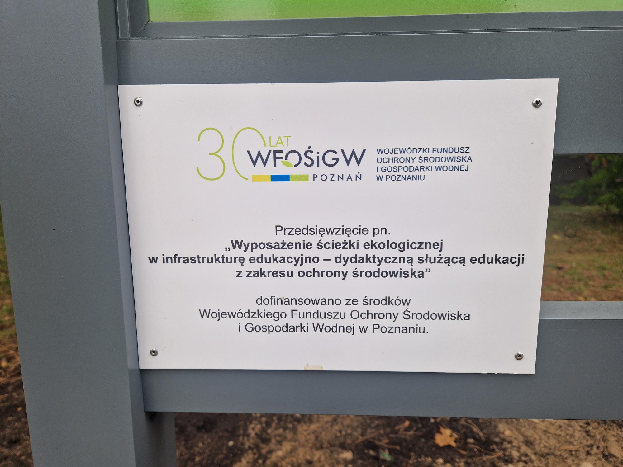 Tablica informacyjna wskazująca, że przedsięwzięcie dofinansował WFOŚiGW w Poznaniu