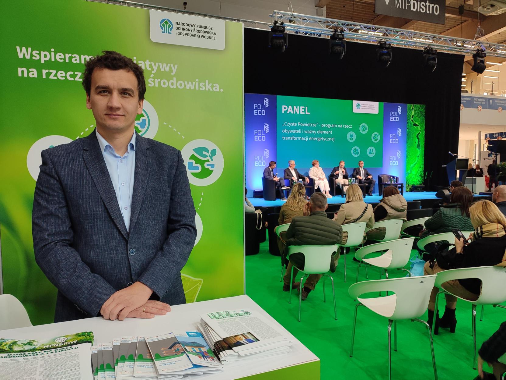 Stoisko i osoba obsługująca