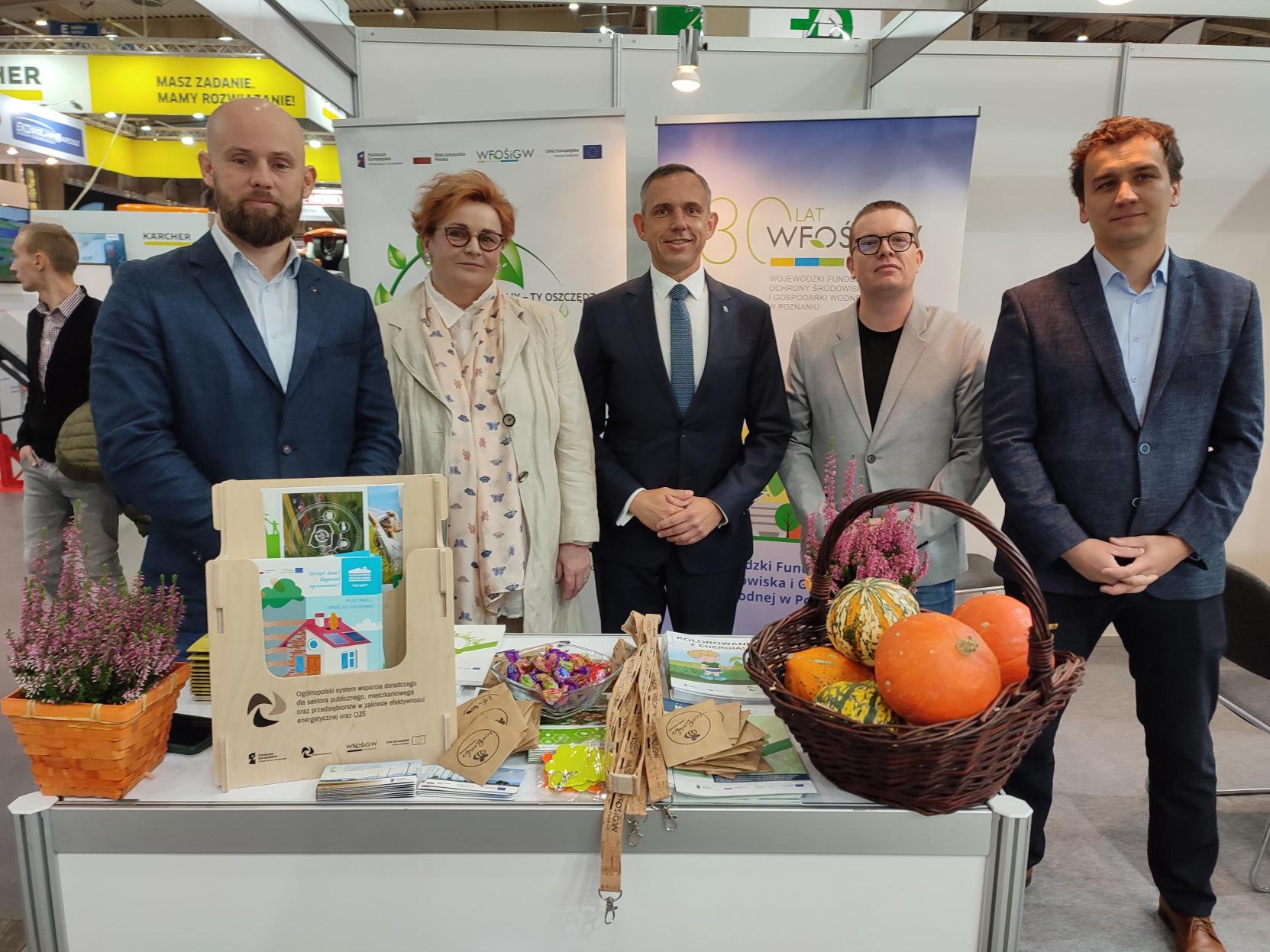 5 osób stoi przy stoisku WFOŚiGW w Poznaniu podczas Targów POLECO.