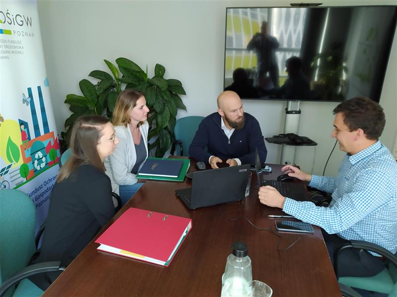 4 pracowników WFOŚiGW w Poznaniu siedzi przy laptopie i przeprowadzane jest szkolenie w formule online.