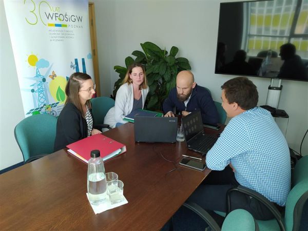 4 pracowników WFOŚiGW w Poznaniu siedzi przy laptopie i przeprowadzane jest szkolenie w formule online.