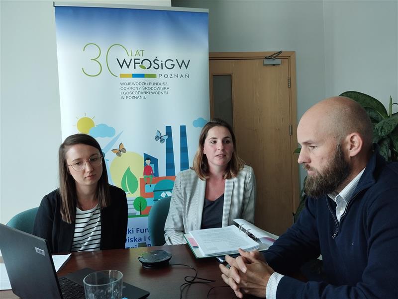 3 pracowników WFOŚiGW w Poznaniu siedzi przy laptopie i przeprowadzane jest szkolenie w formule online.