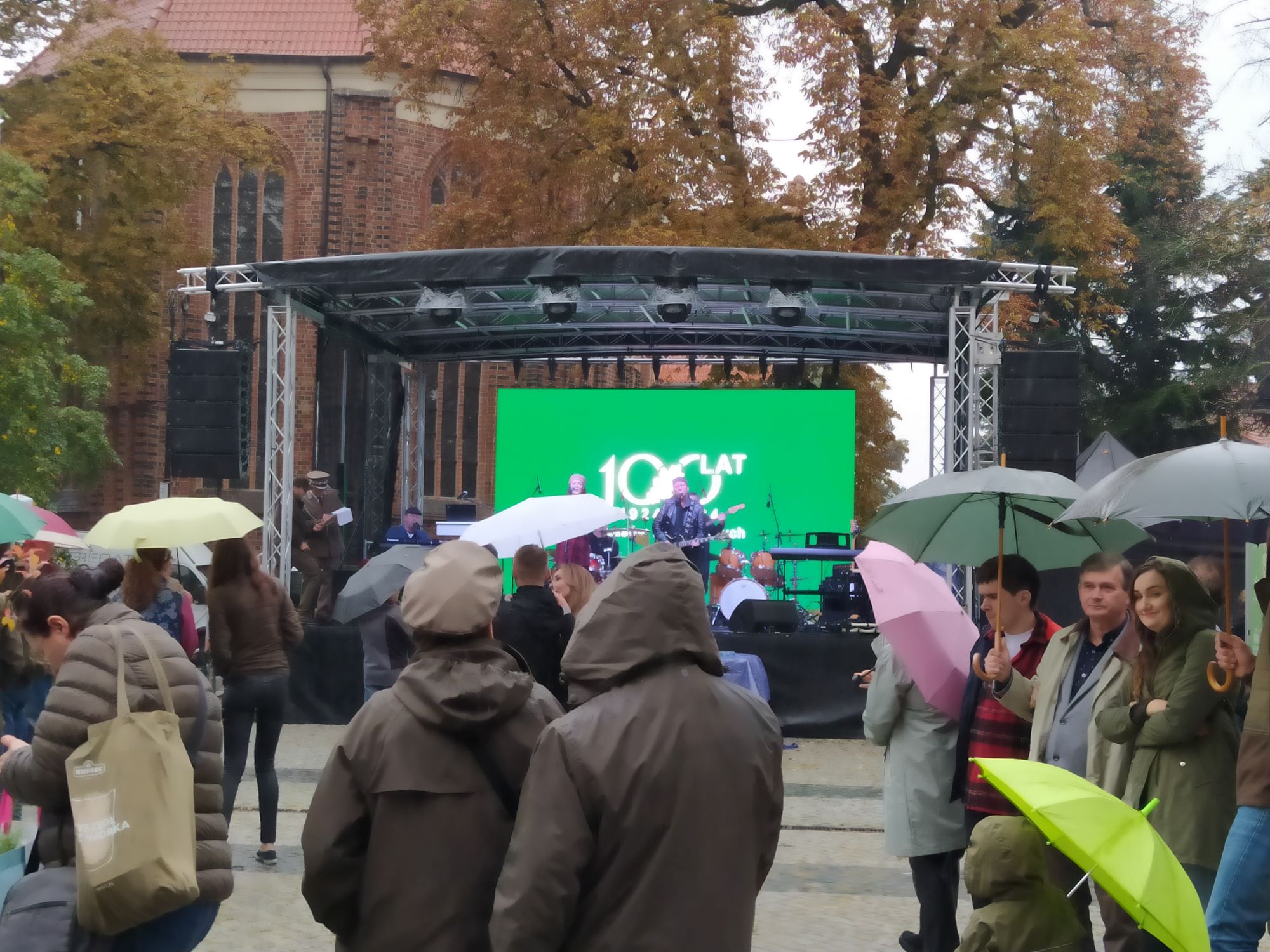 Widok na scenę podczas pikniku oraz na ludzi zgromadzonych