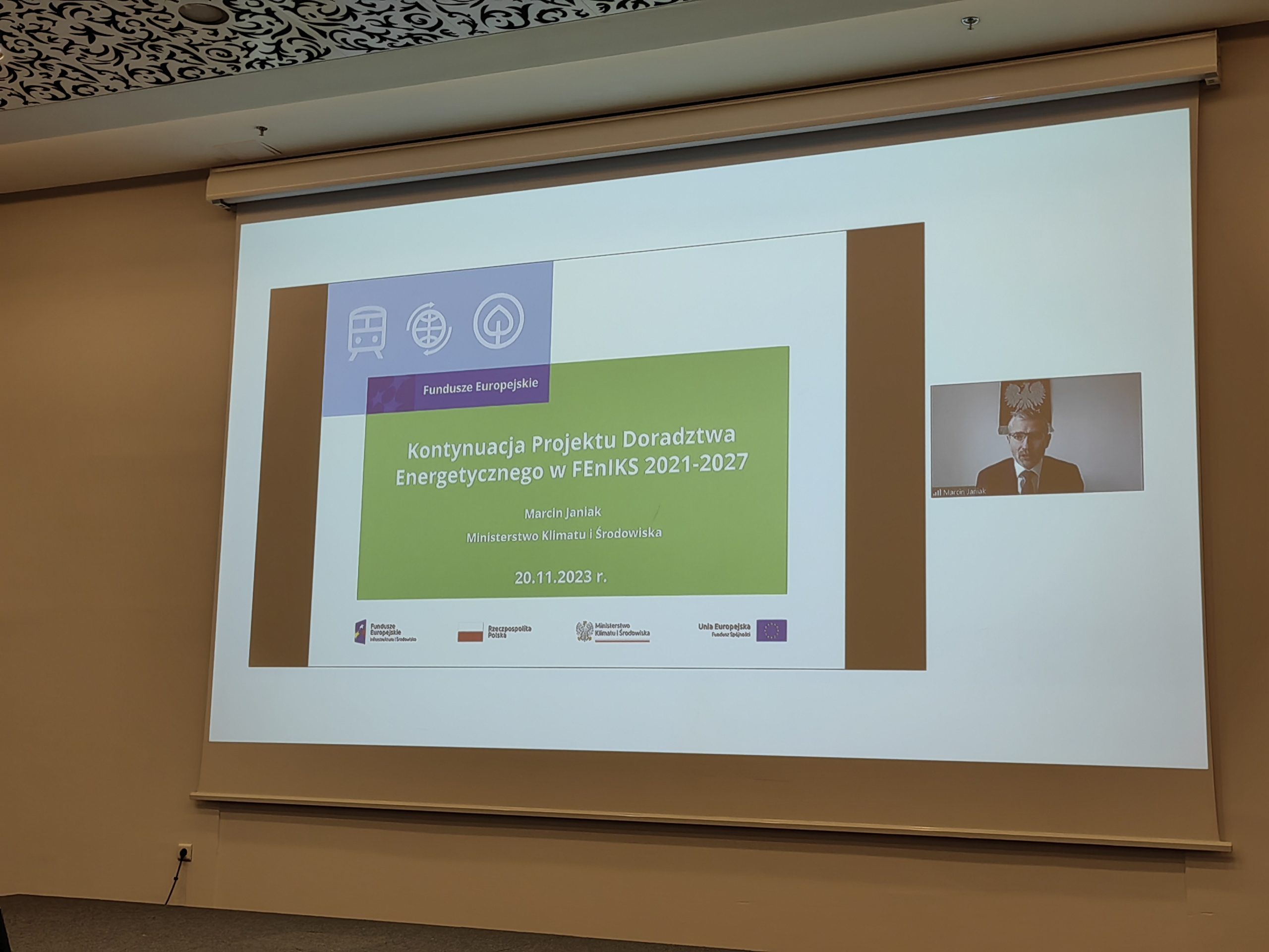 Widok ekranu z prezentacją podczas konferencji.