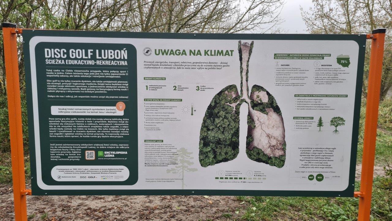 Tabliczka edukacyjna na ścieżce edukacyjnej z disc golfem