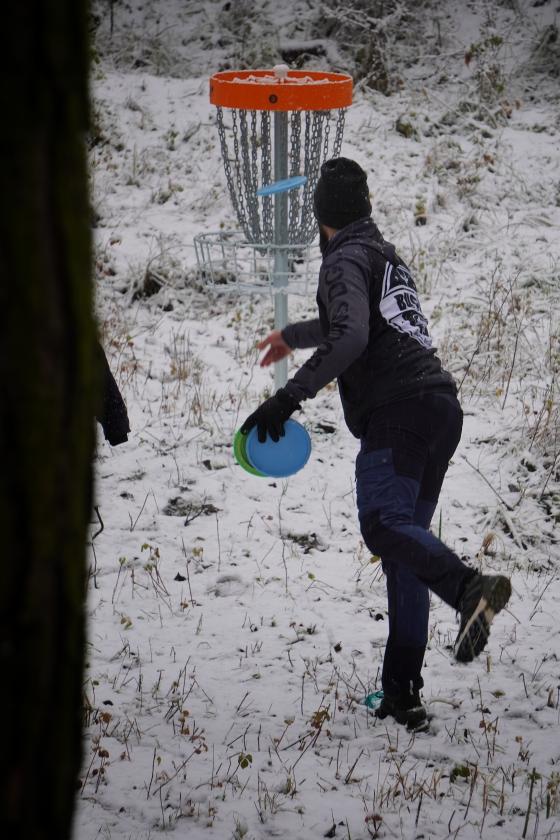 1 osoba w lesie gra w dicc golfa