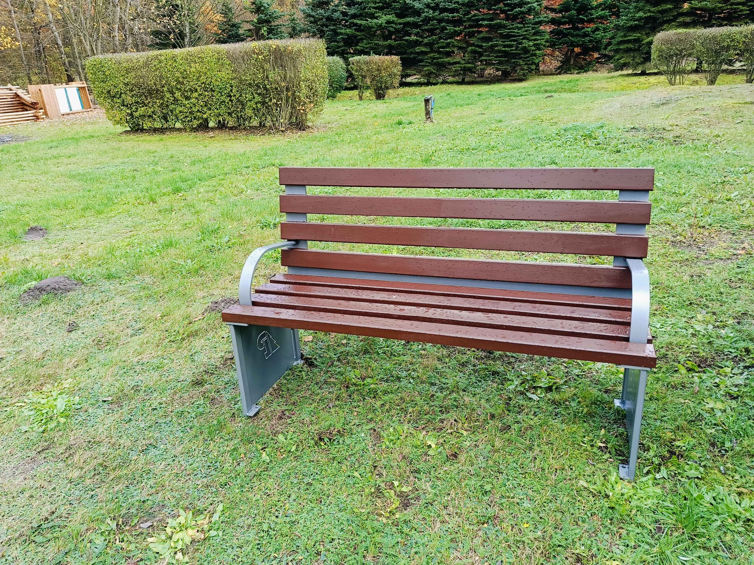 Ławka na terenie ścieżki edukacyjnej w Ośrodku "Zwierzyniec"