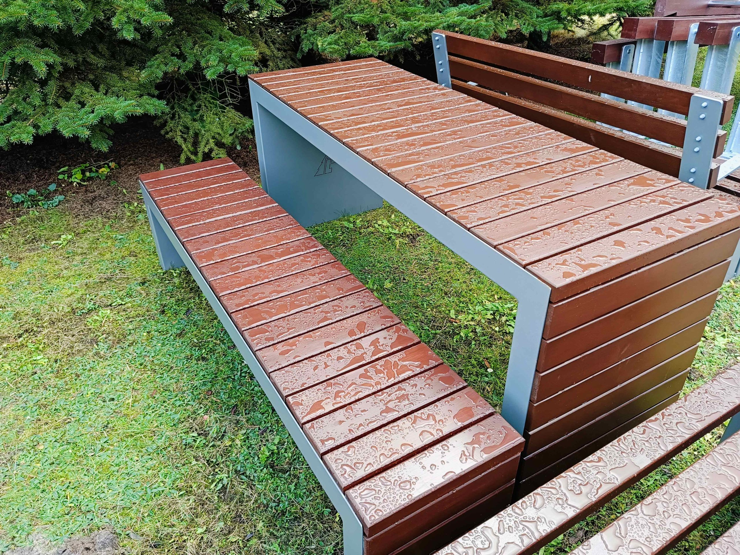 Ława i ławki na terenie ścieżki edukacyjnej w Ośrodku "Zwierzyniec"