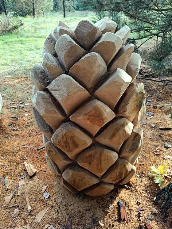 Owoce leśne wykonane z drewna na terenie realizowanego przedsięwzięcia w Ośrodku "Zwierzyniec"