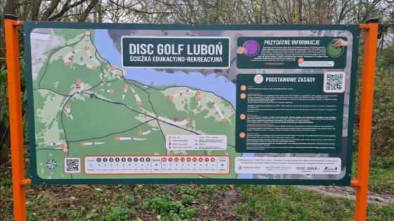 Tabliczka edukacyjna na ścieżce edukacyjnej z disc golfem