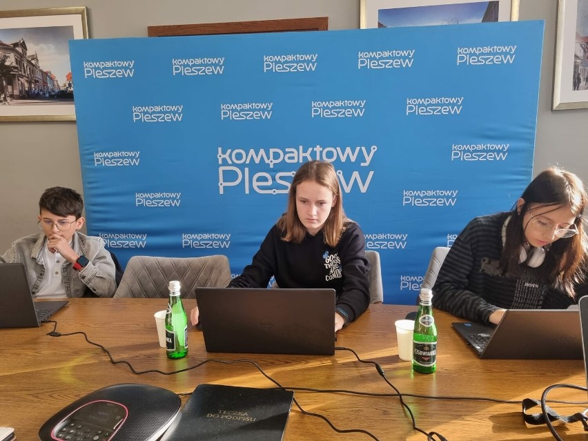 Olimpiada - trzech uczniów podczas wykonywania zadań