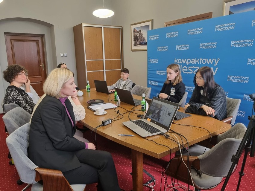 Olimpiada - trzech uczniów podczas wykonywania zadań i 5 pań w komisji.