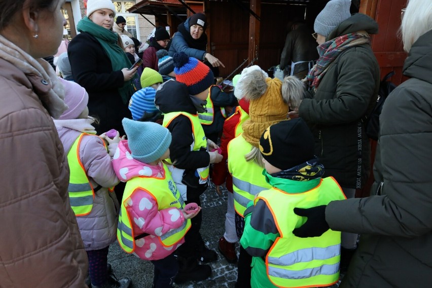 Stoiska podczas ekomiasteczka, które przyjechało do zwycięskiej drużyny.