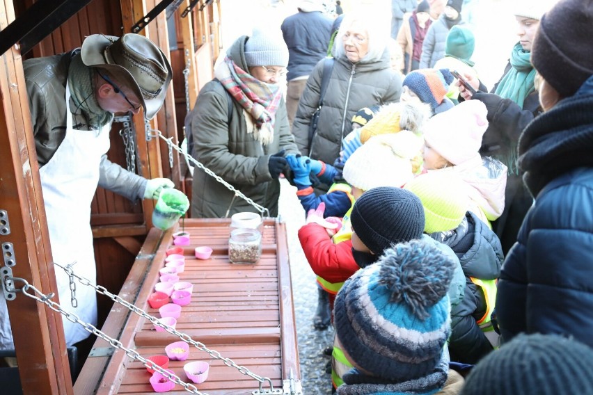 Dzieci przy jedny ze stoisk, na których odbywały się warsztaty ekologiczne w ramach ekomiasteczka, które przyjechało do zwycięskiej gminy.
