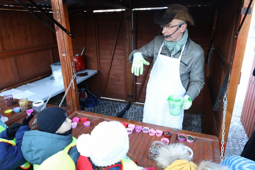 Dzieci przy jedny ze stoisk, na których odbywały się warsztaty ekologiczne w ramach ekomiasteczka, które przyjechało do zwycięskiej gminy.