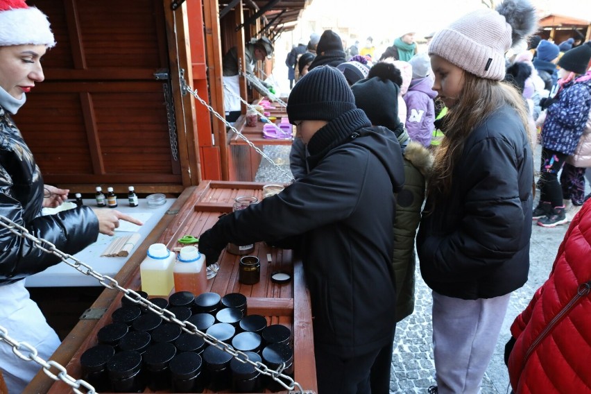 Dzieci przy jedny ze stoisk, na których odbywały się warsztaty ekologiczne w ramach ekomiasteczka, które przyjechało do zwycięskiej gminy.