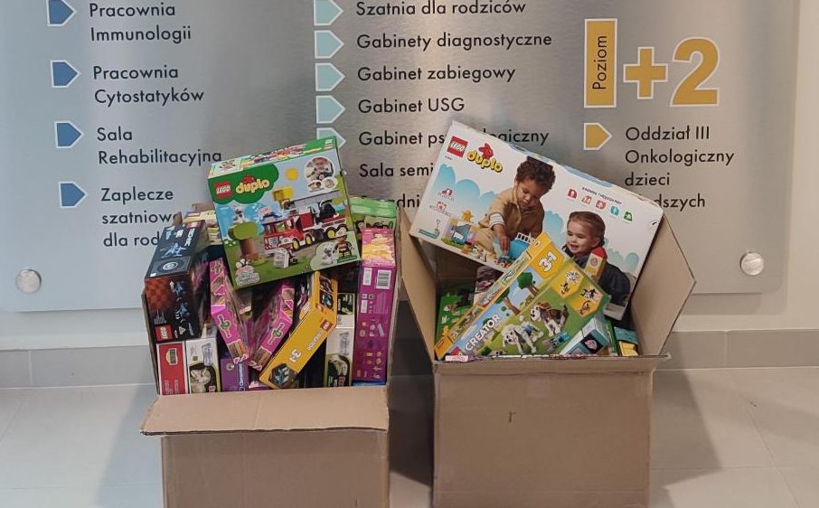 Zdjęcie przedstawia kartony z zabawkami dla dzieci z kliniki.