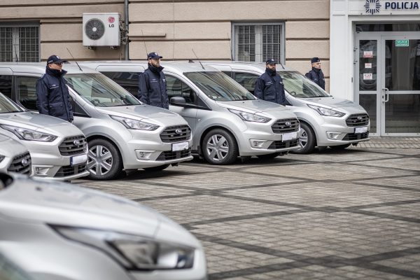 Samochody bojowe na dziedzińcu Komendy Wojewódzkiej Policji zakupione dzięki dofinansowaniu z WFOŚiGW w Poznaniu