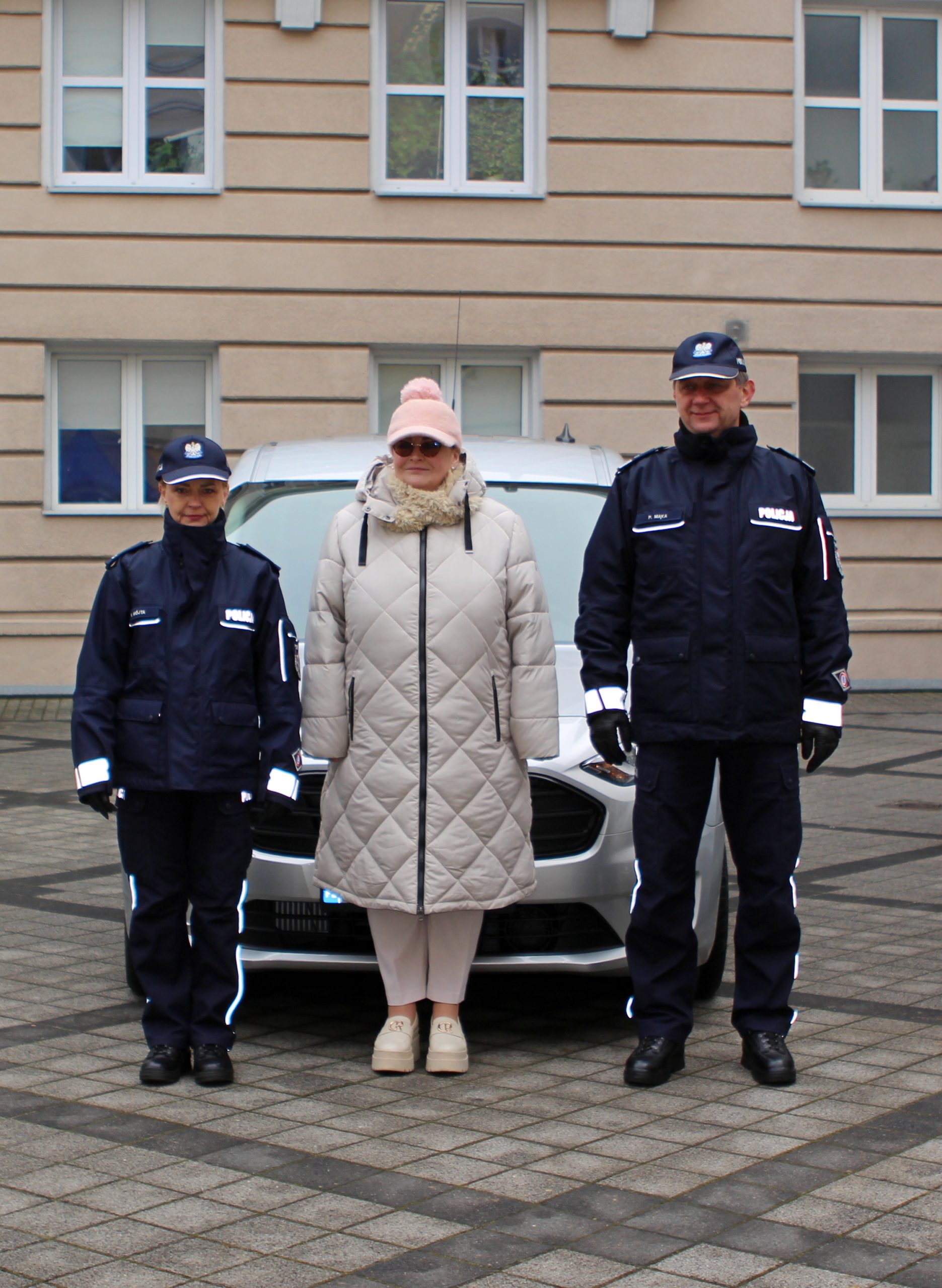 Prezes Zarządu WFOŚiGW w Poznaniu wraz z Komendantem Wojewódzkim Policji i Zastępcą Komendanta Wojewódzkiego podczas przekazania samochodów dla Wielkopolskiej Policji.