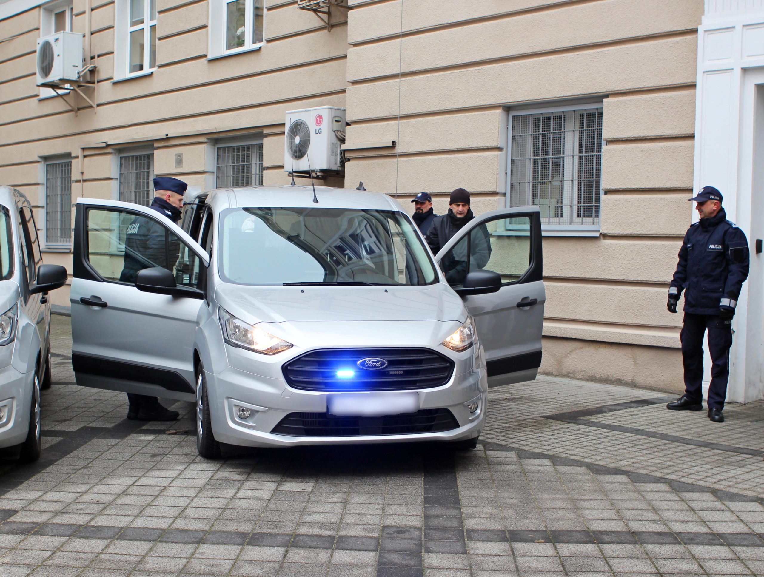 Uroczyste przekazanie kluczyków policjantom.