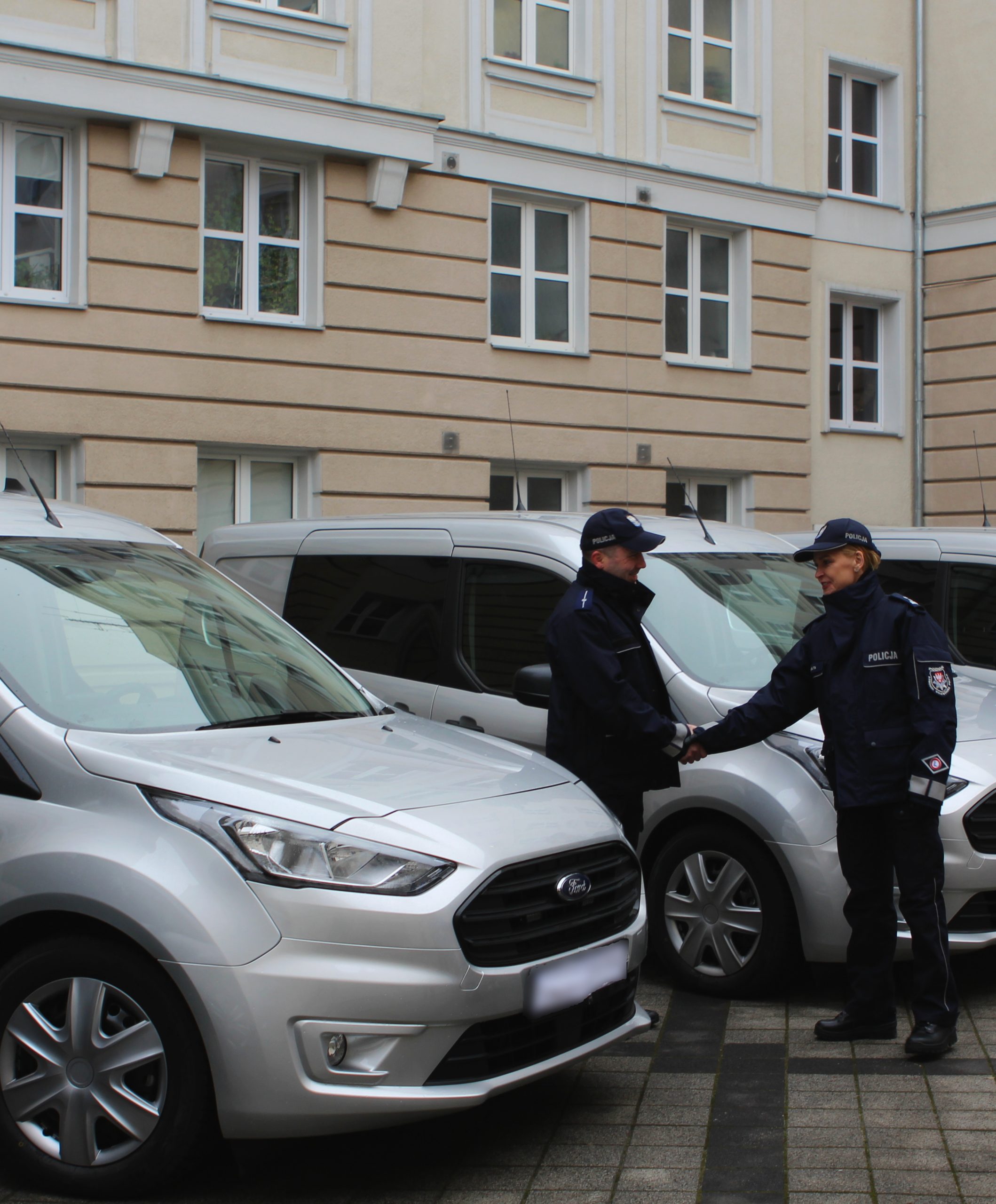 Uroczyste przekazanie kluczyków policjantom.