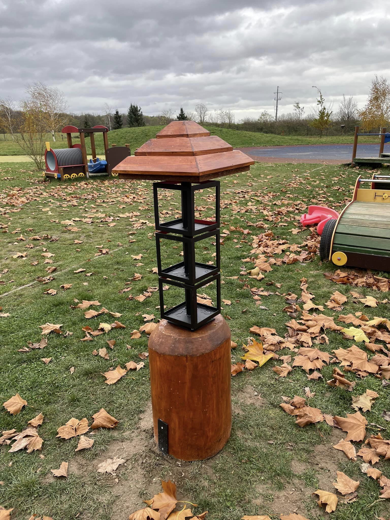 Wyposażenie EKO-ogródka - karmnik dla ptaków.