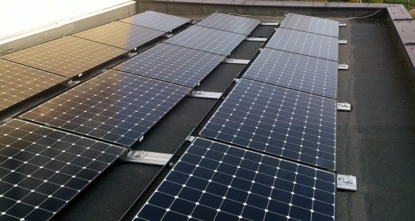 Panele fotowoltaiczne na dachu budynku w Nekli