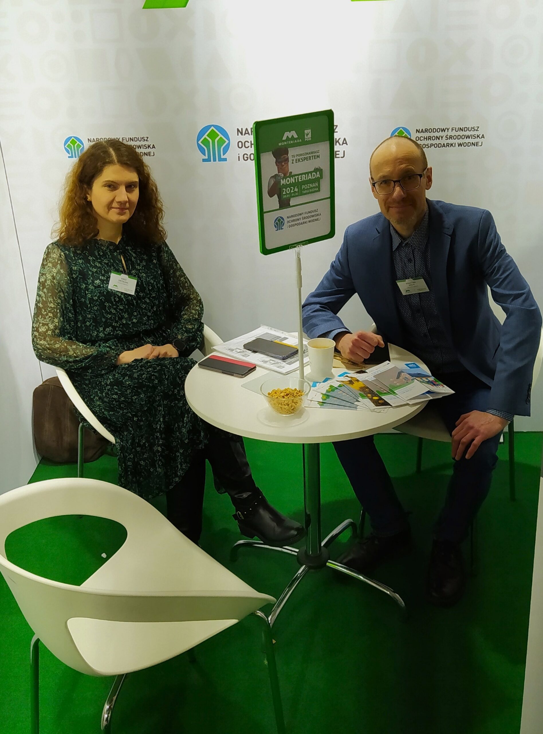 Stoisko NFOŚiGW, 2 osoby siedzą przy stoliku