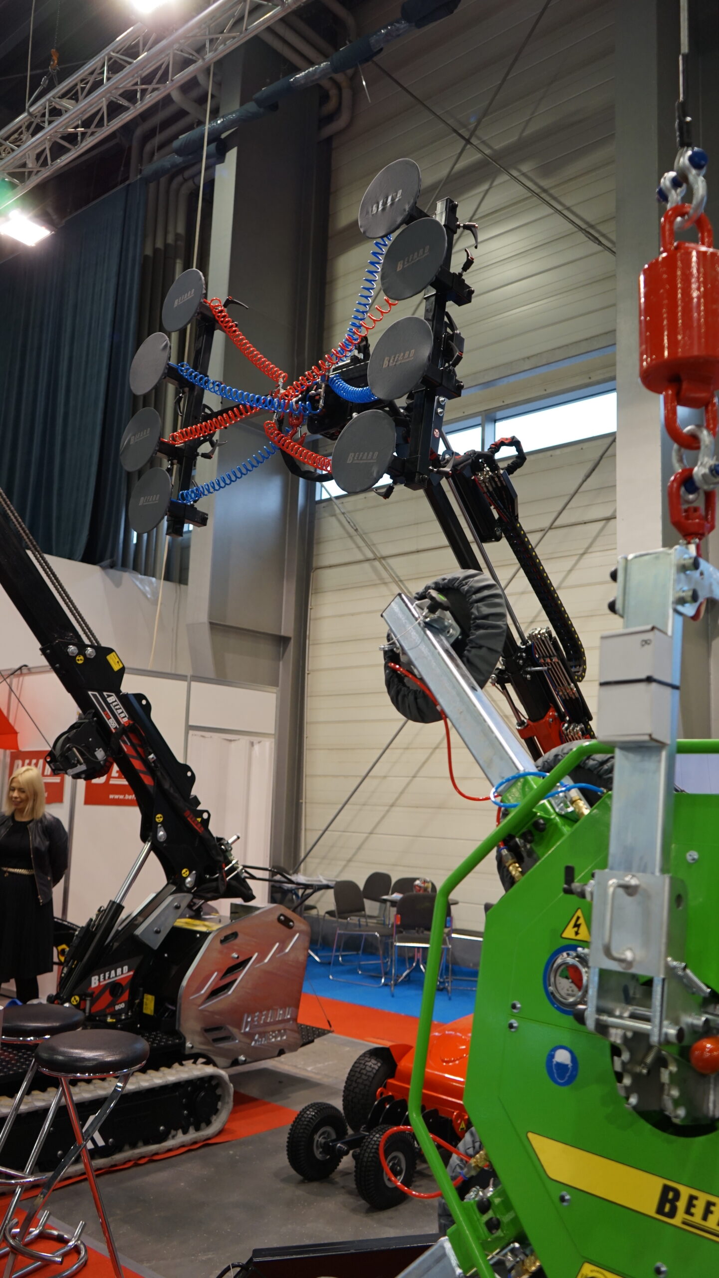 Widok hali targowej z prezentowanymi urządzeniami i maszynami