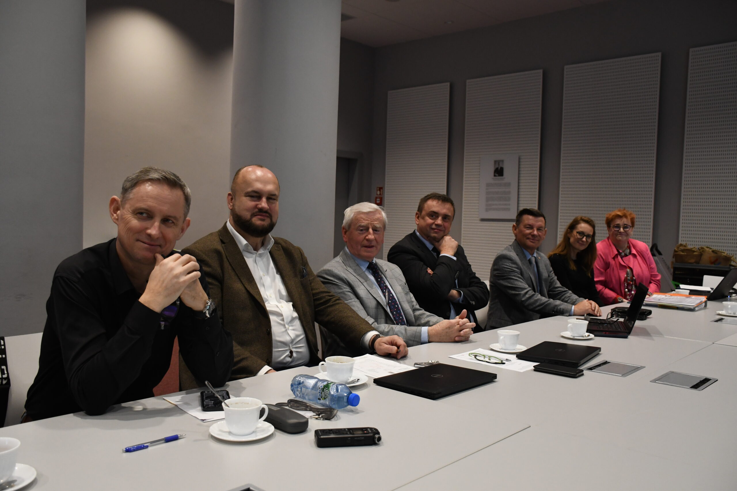 6 członków Komisji Ochrony Środowiska i Gospodarki Wodnej siedzi za stołem.