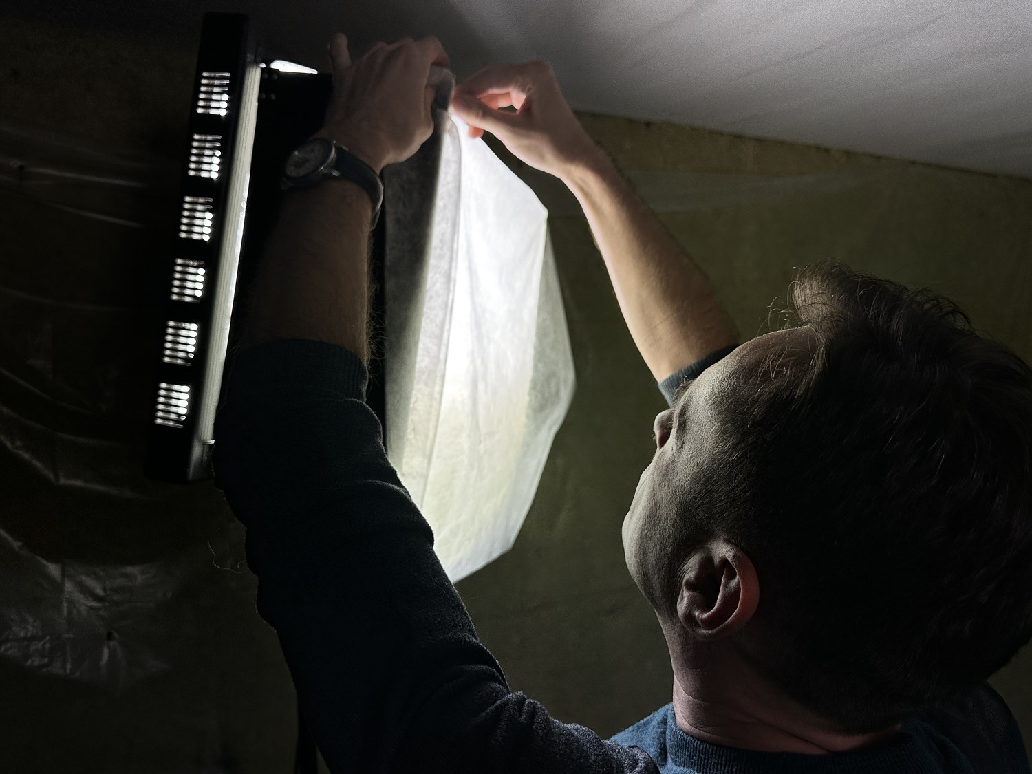 Zdjęcie przedstawia przygotowanie kamery do nagrywania.