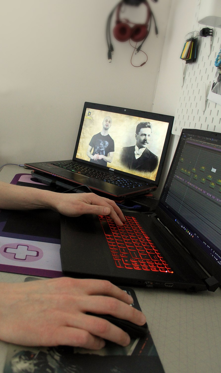 Praca na komputzerze podczas montowania filmów i przygotowywania odcinka na YouTube.