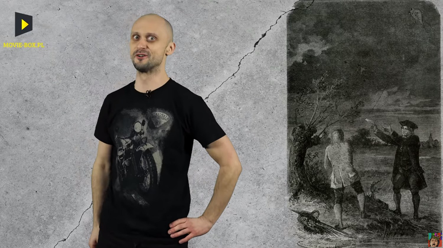 Mężczyzna opowiadający historię prądu stoi na tle betonowej ściany.