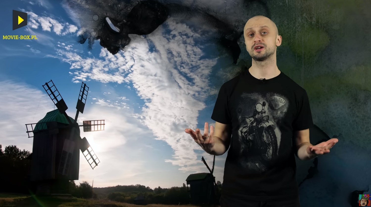 Prezenter na tle ekranu opowiada o historii prądu.