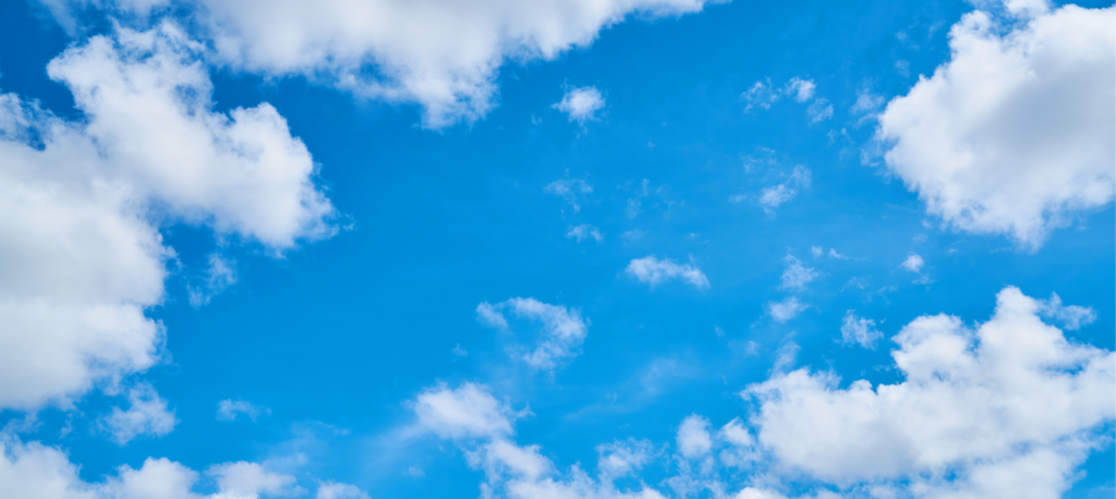 Zdjęcie przedstawia błękitne niebo z białymi chmurami.