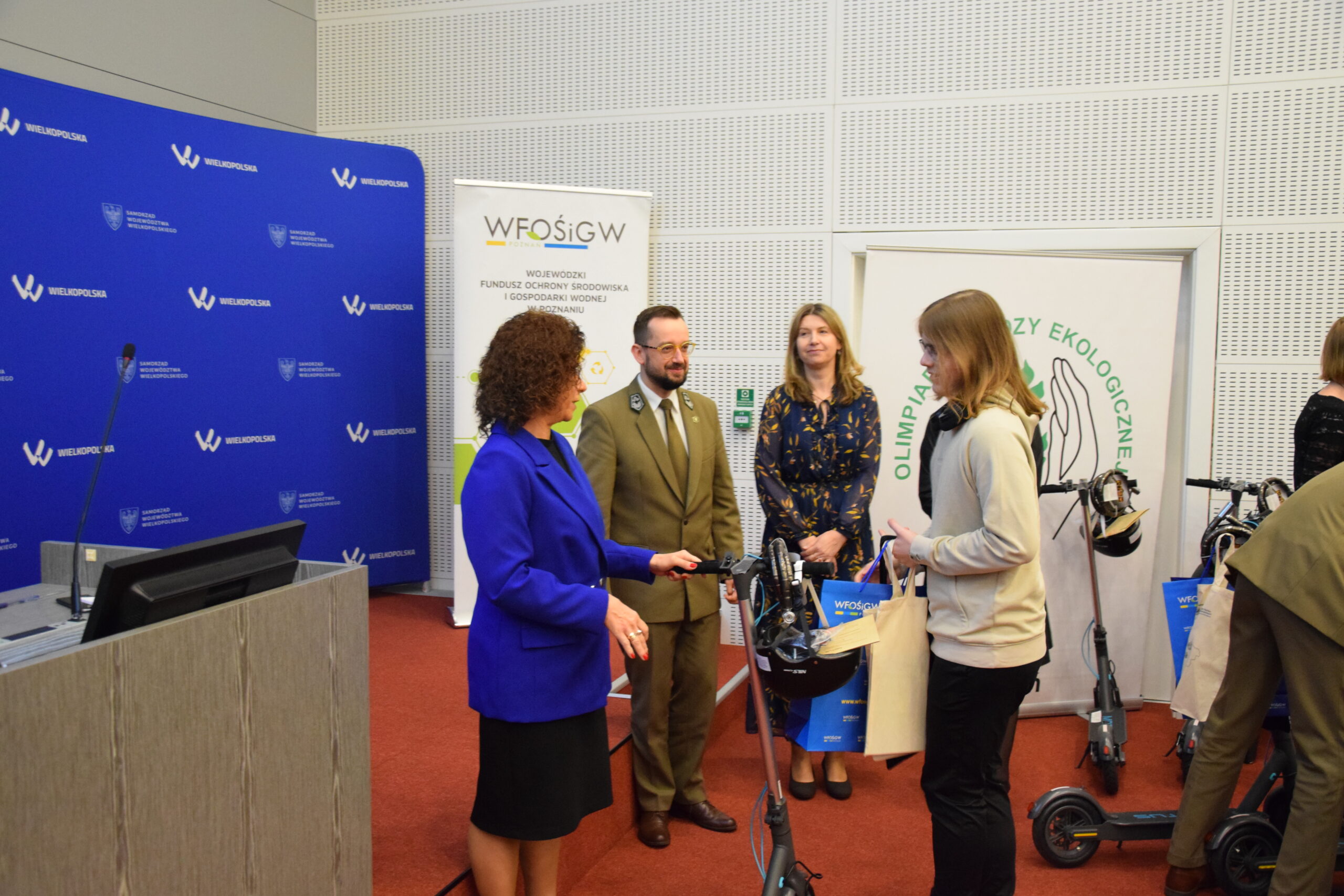 na scenie stoi kilka osób i wręczane są nagrody laureatom olimpiady.