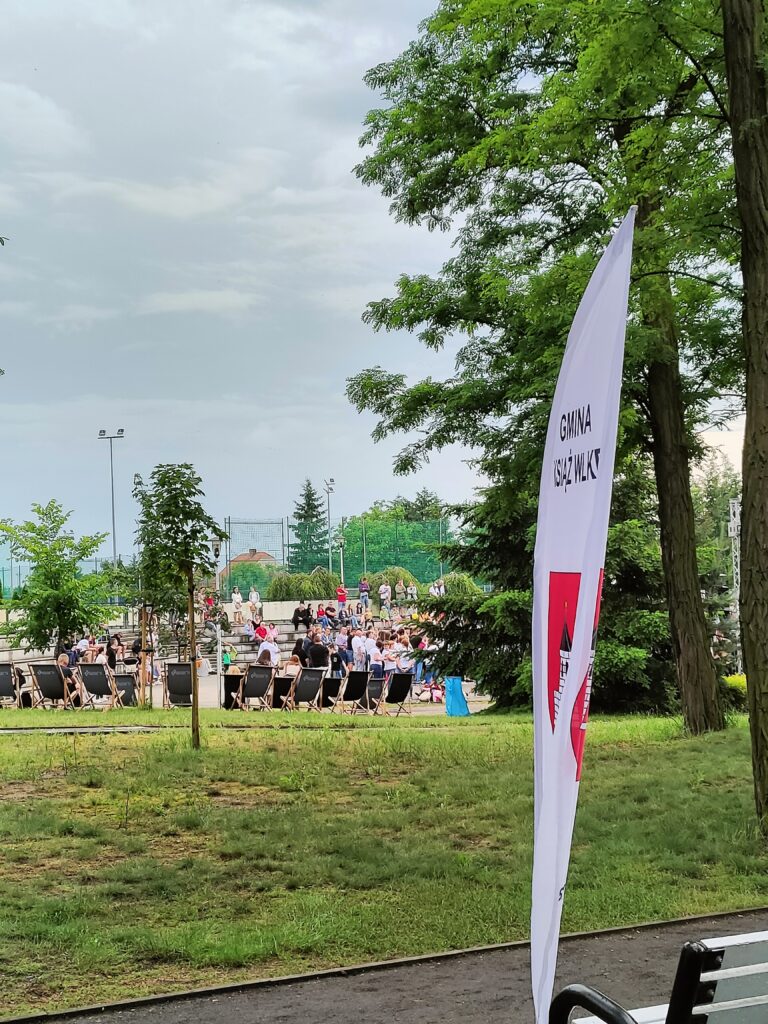 Widok na amfiteatr i aktywności na scenie w oddali.