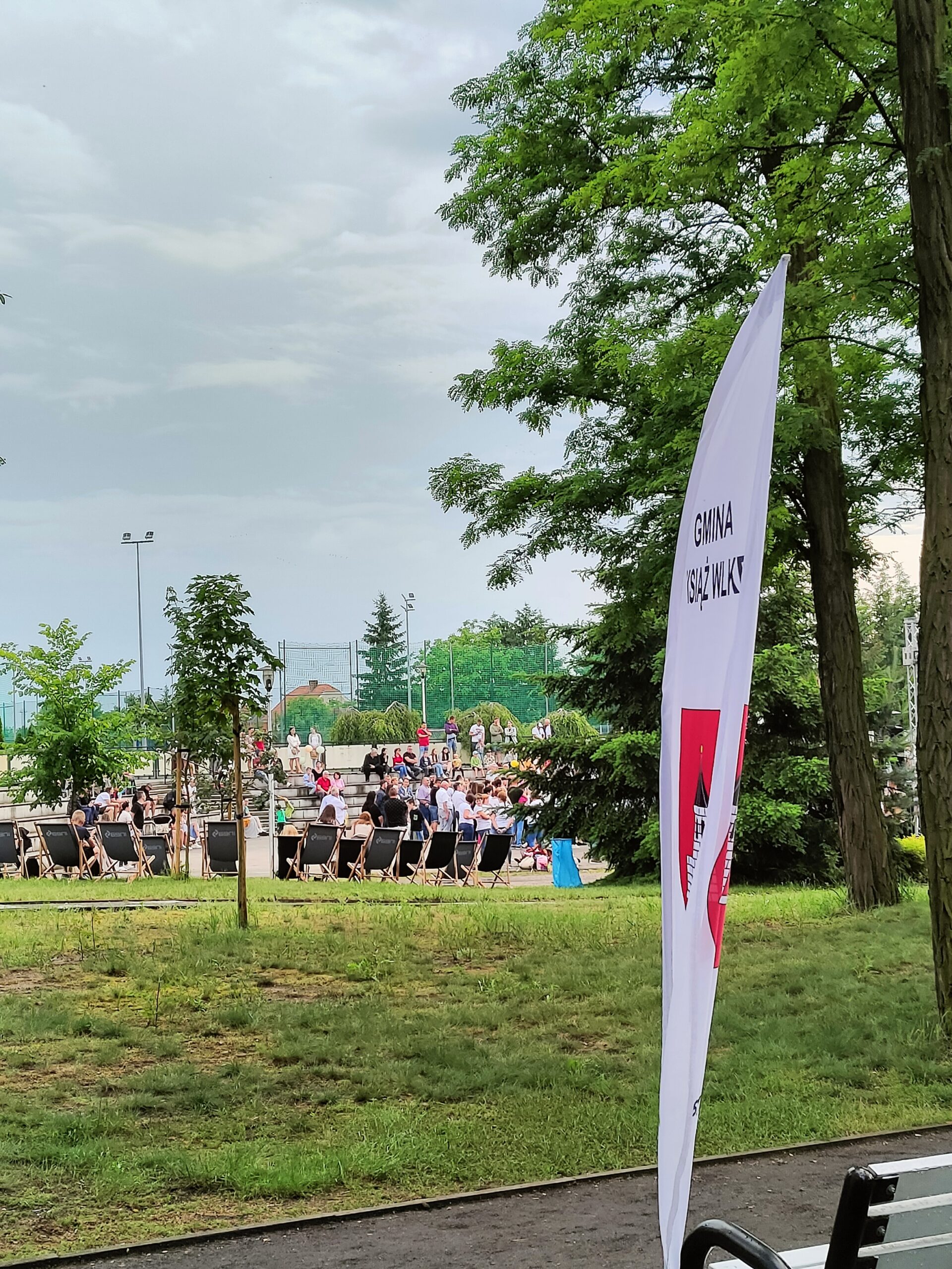 Widok na amfiteatr i aktywności na scenie w oddali.