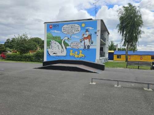 Zdjęcie przedstawia mural wykonany na terenie skateparku w Zbąszyniu.