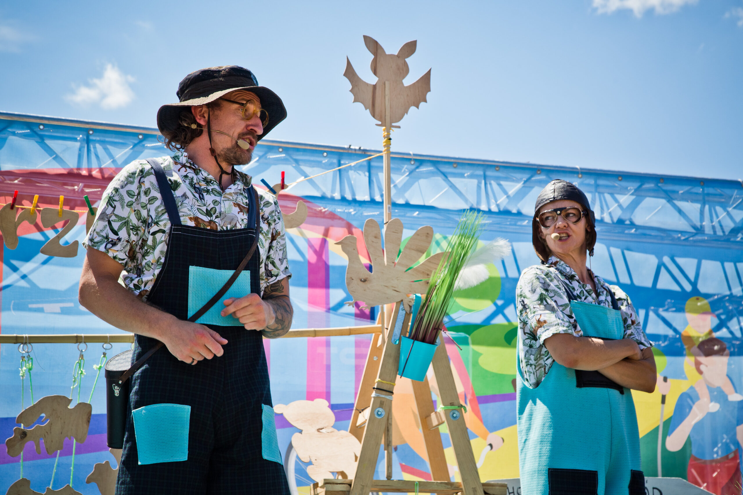 Na zdjęciuwidać scenę oraz aktorów występujących w spektaklu "Zwierzyniec" z Teatru Fuzja.