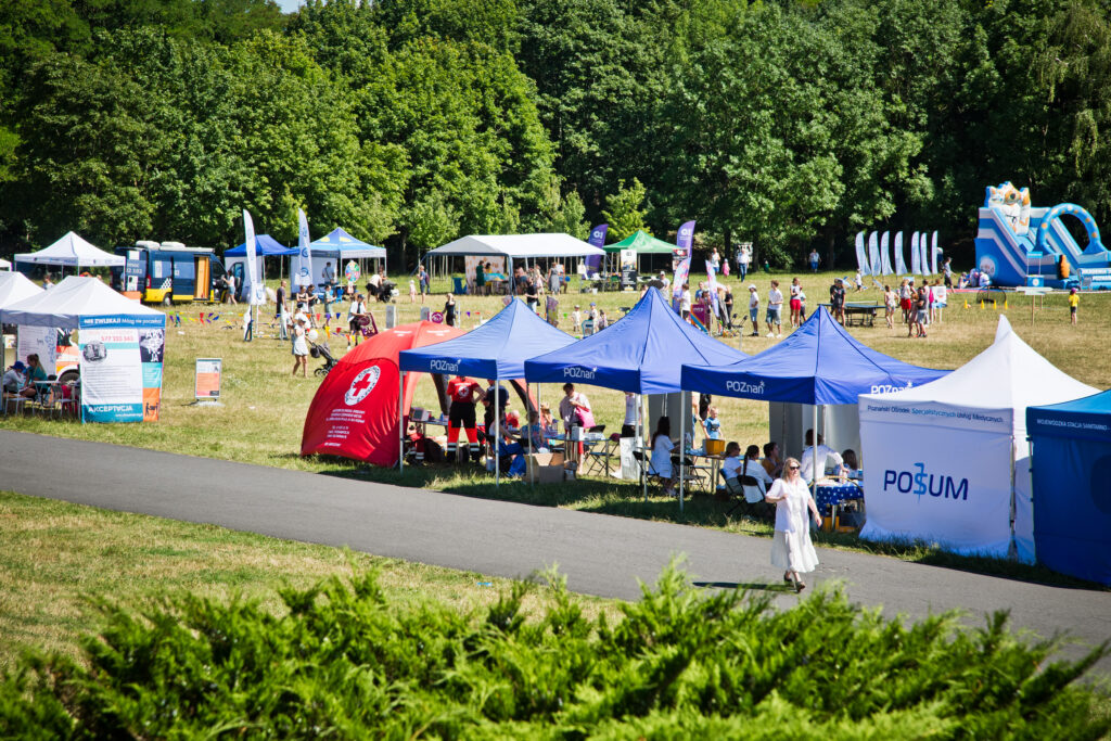 Zdjęcie przedstawia widok na Polanę przed Dzwonem Pokoju na Cytadeli, gdzie widać teren festynu ze stoiskami i atrakcjami.