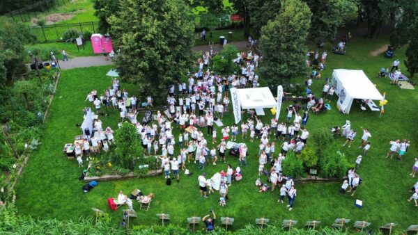 Teren na poznańskiej cytadeli gdzie odbywała się gra miejska "Przygoda z Tatą" i piknik po zakończeniu gry.