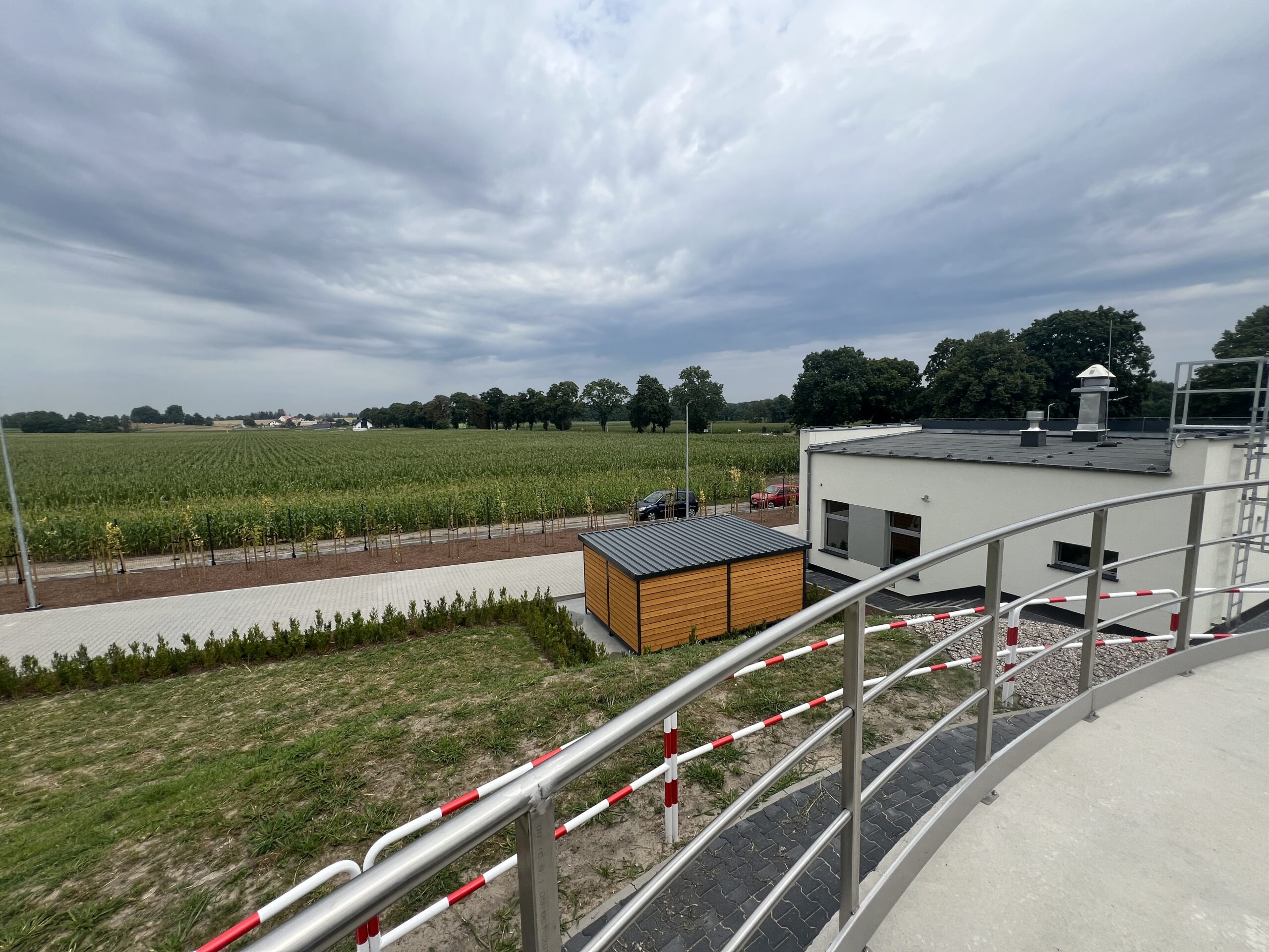 Zdjęcie przedstawia teren zmodernizowanej oczyszczalni ścieków.