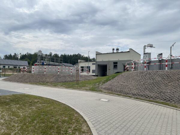 Zdjęcie przedstawia oczyszczalnię ścieków w Kiszkowie.